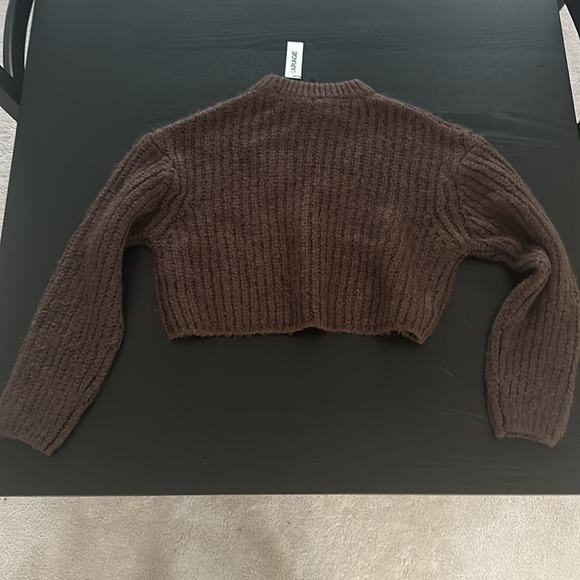 NWT brown garage fall sweater amazing condition selling cause bought a diff size - Picture 3 of 3